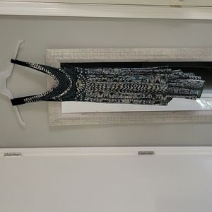 Sleeveless dress with sewed on design